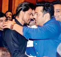 Salman Khan, Shah Rukh Khan 'hug' the limelight at Arpita's mehendi
